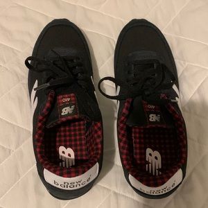 BNIB Women’s 7B New Balance Plaid inner lining with original black and red laces